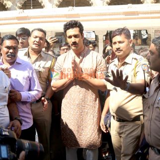 Photos: Vicky Kaushal snapped outside Babulnath Mahadev Temple