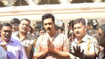 Photos: Vicky Kaushal snapped outside Babulnath Mahadev Temple