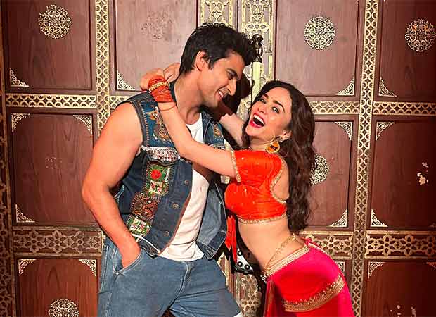 Amruta Khanvilkar and Gashmeer Mahajani to star in Marathi film Sushila Sujeet's item song 'Chiu Tai'