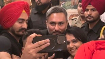Honey Singh stops to take picture with an adorable fan