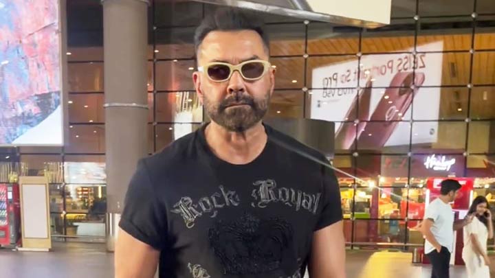 Lord Bobby snapped at the airport - Bollywood Hungama