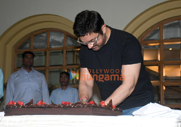 photos aamir khan celebrates his 60th birthday with media 3