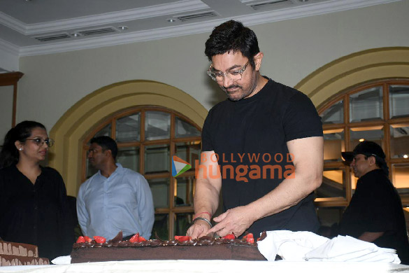photos aamir khan celebrates his 60th birthday with media 6