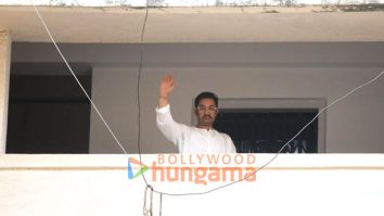 Photos: Aamir Khan snapped outside Bandra residence