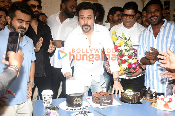 photos emraan hashmi snapped celebrating his birthday and cutting cake with the media 5