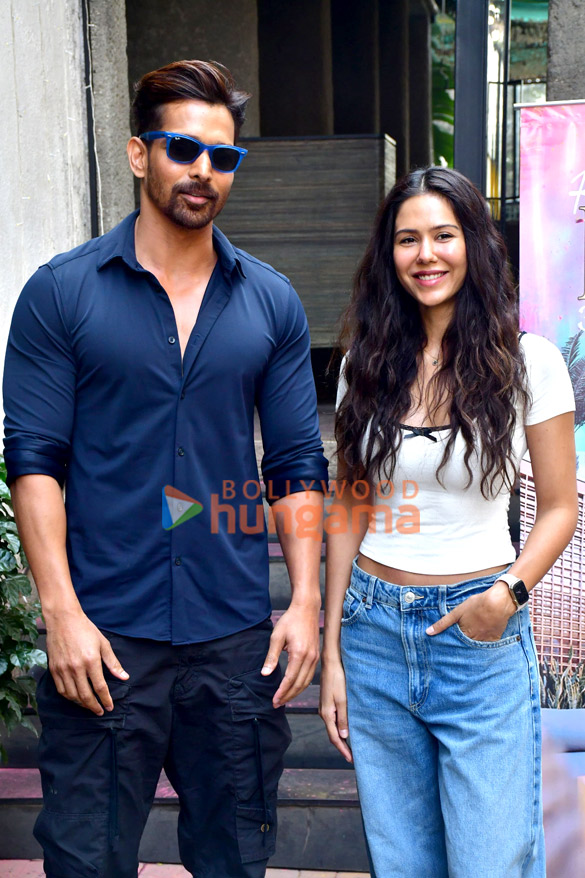 Photos: Harshvardhan Rane and Sonam Bajwa snapped in Juhu Photos: Harshvardhan Rane and Sonam Bajwa snapped in Juhu