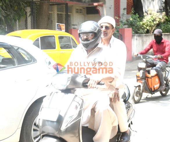 photos jaaved jaaferi snapped on scooty in bandra 2