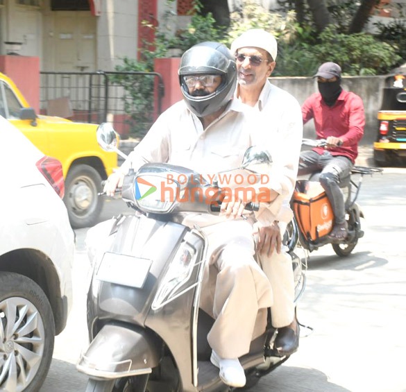 photos jaaved jaaferi snapped on scooty in bandra 4