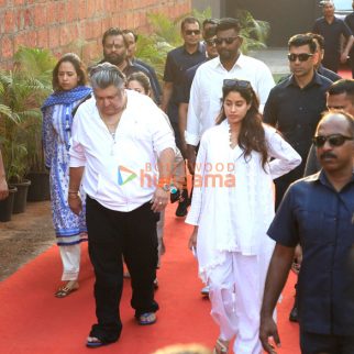 Photos: Janhvi Kapoor visits at Krishna Kali Temple to seek blessings