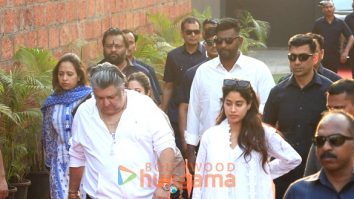 Photos: Janhvi Kapoor visits at Krishna Kali Temple to seek blessings
