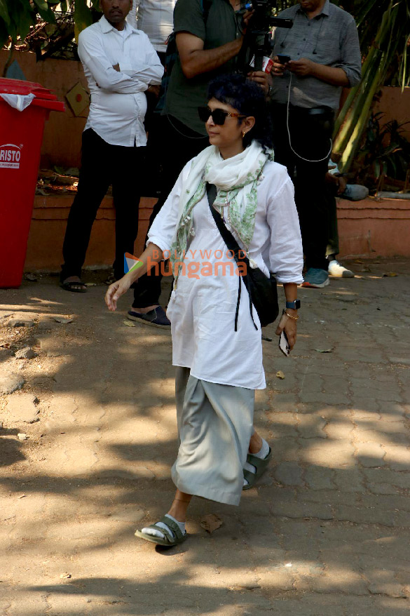 photos kajol tanishaa mukerji alia bhatt karan johar and others attend the funeral of deb mukherjee 10