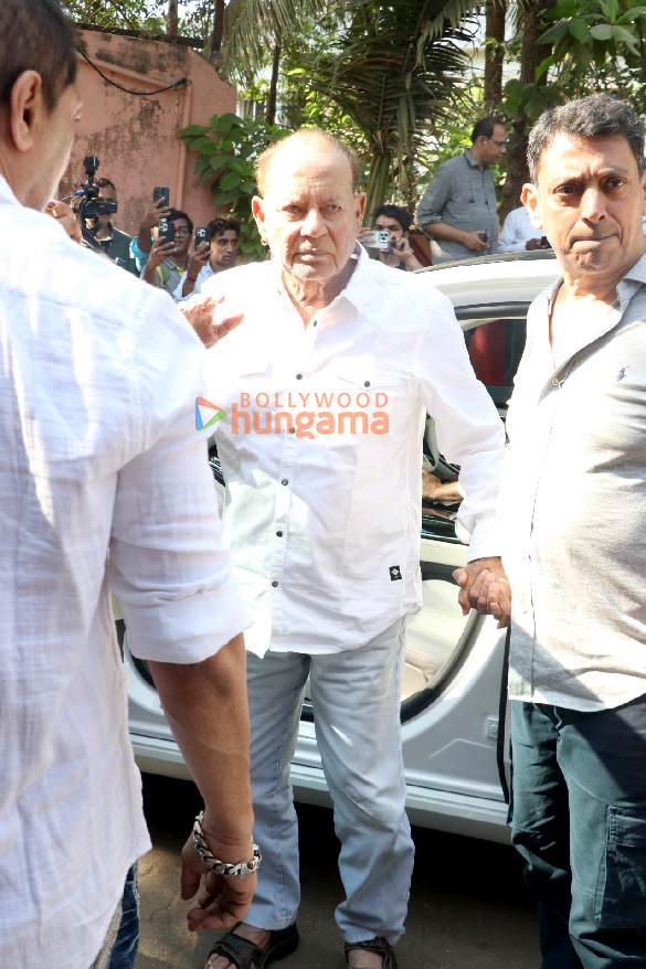 photos kajol tanishaa mukerji alia bhatt karan johar and others attend the funeral of deb mukherjee 11