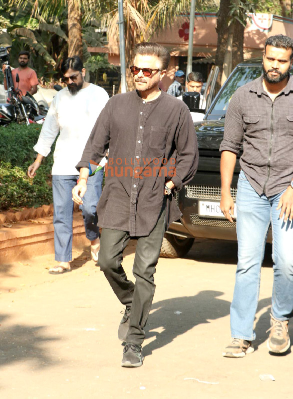 photos kajol tanishaa mukerji alia bhatt karan johar and others attend the funeral of deb mukherjee 12