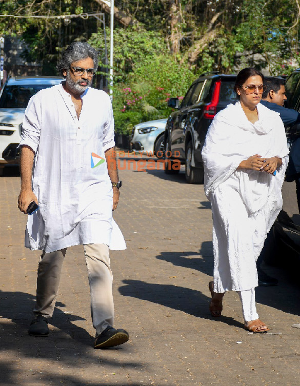photos kajol tanishaa mukerji alia bhatt karan johar and others attend the funeral of deb mukherjee 14