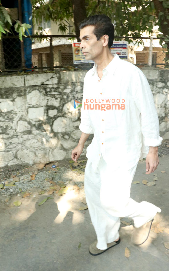 photos kajol tanishaa mukerji alia bhatt karan johar and others attend the funeral of deb mukherjee 3