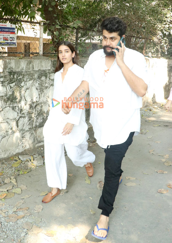 photos kajol tanishaa mukerji alia bhatt karan johar and others attend the funeral of deb mukherjee 5