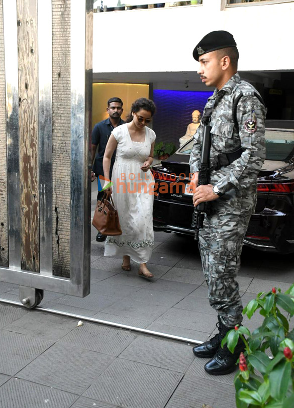 photos kangana ranaut spotted at dental clinic in bandra 2