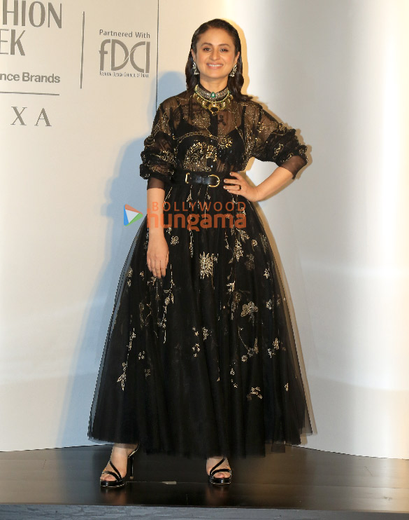 photos kareena kapoor khan pashmina roshan sophie choudry and others grace the grand finale of lakme fashion week 2025 12