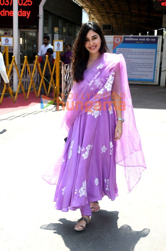 photos pooja chopra seeks blessings at siddhivinayak temple 4