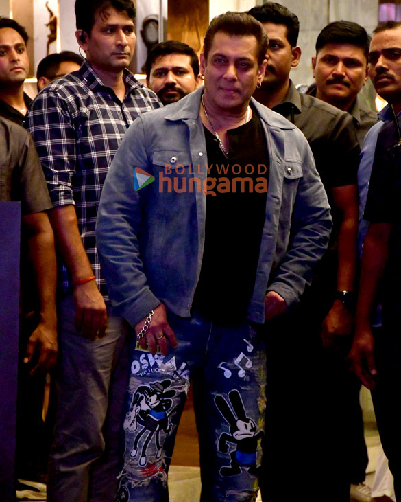 photos salman khan arbaaz khan zaheer iqbal sonakshi sinha and others attend salman khans eid party 13