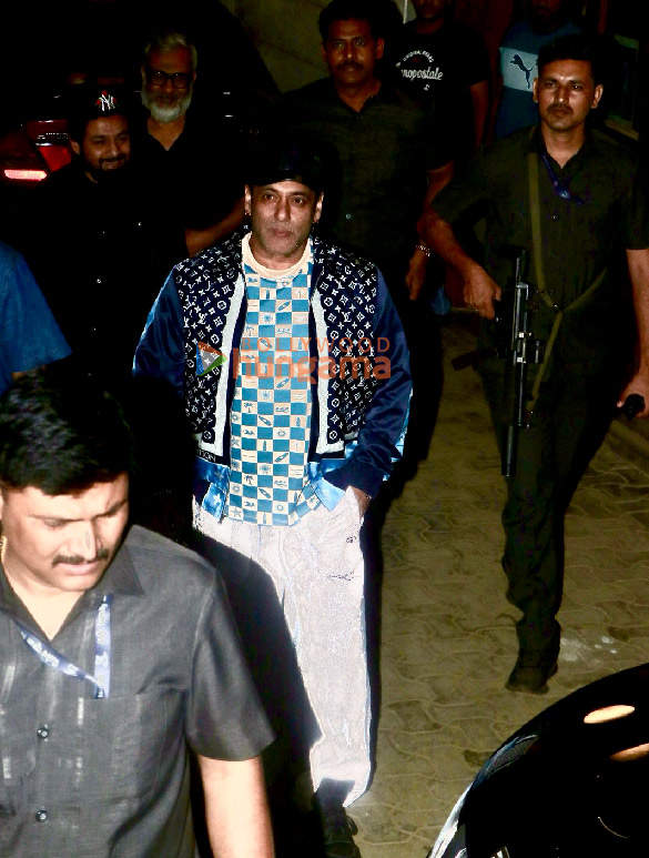 Photos: Salman Khan snapped in Bandra Photos: Salman Khan snapped in Bandra