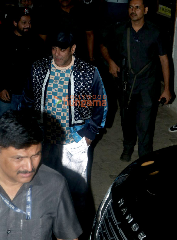 photos salman khan snapped in bandra 6