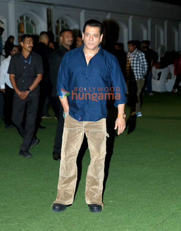 Photos: Salman Khan snapped promoting his film Sikandar Photos: Salman Khan snapped promoting his film Sikandar