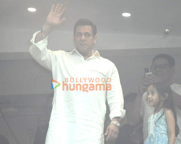 Photos: Salman Khan snapped waiving to fans Photos: Salman Khan snapped waiving to fans