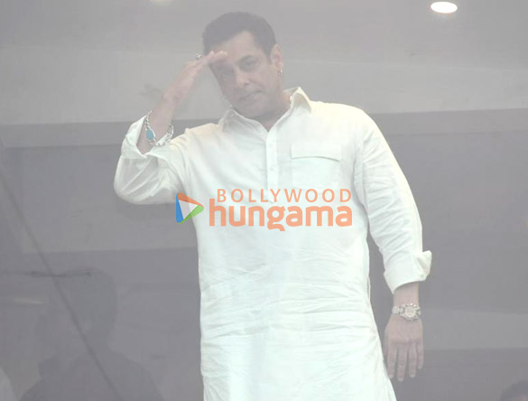 photos salman khan snapped waiving to fans 3