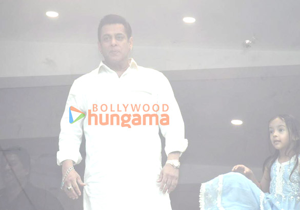 photos salman khan snapped waiving to fans 6