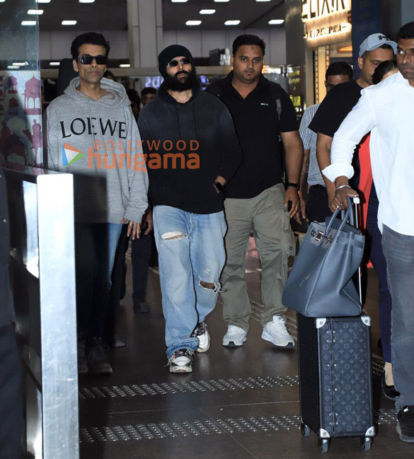 photos shah rukh khan kartik aaryan karan johar and boman irani snapped at jaipur airport for iifa 2025 1