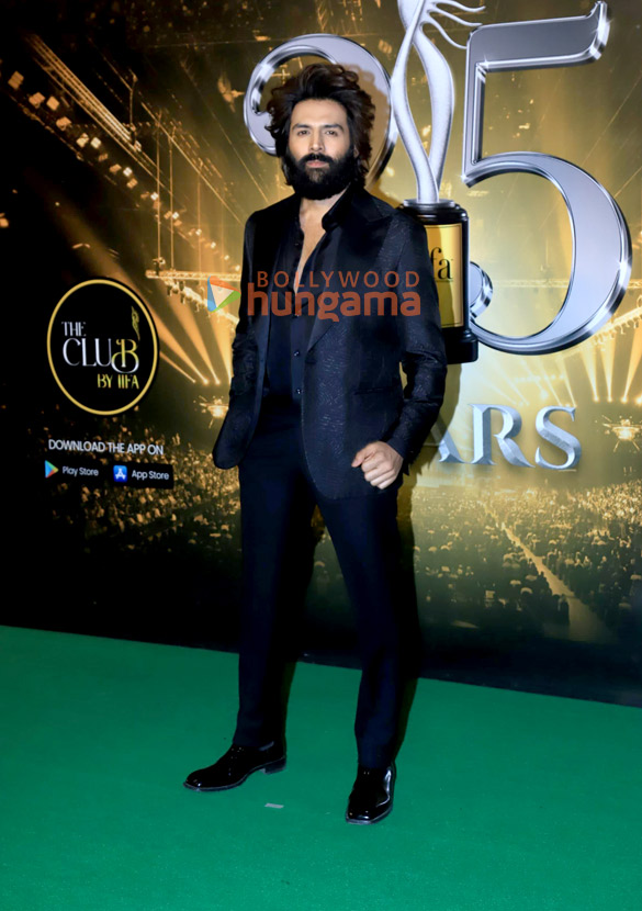 photos shah rukh khan katrina kaif kareena kapoor khan kriti sanon and others grace the red carpet on day 2 of the iifa awards 2025 13