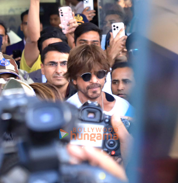 photos shah rukh khan snapped at jaipur airport for iifa 2025 1