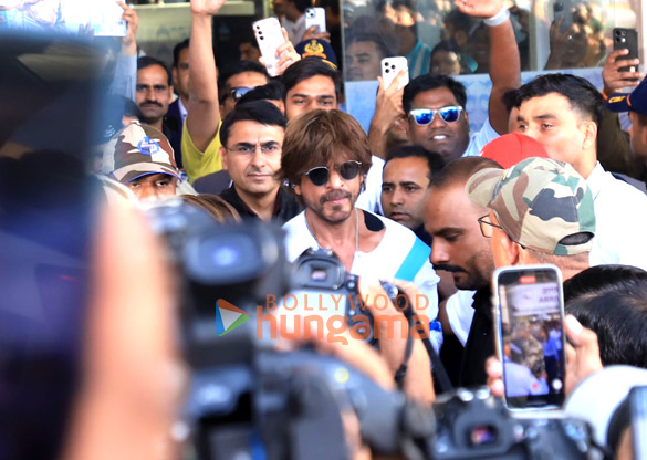 photos shah rukh khan snapped at jaipur airport for iifa 2025 2