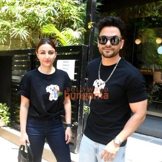 Photos: Soha Ali Khan and Kunal Kemmu snapped outside a restaurant in Bandra