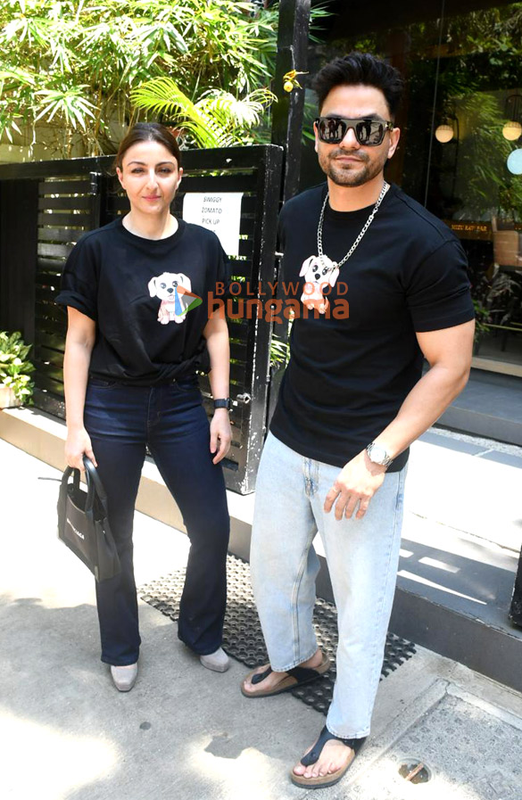 Photos: Soha Ali Khan and Kunal Kemmu snapped outside a restaurant in Bandra Photos: Soha Ali Khan and Kunal Kemmu snapped outside a restaurant in Bandra