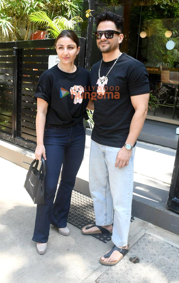photos soha ali khan and kunal kemmu snapped outside a restaurant in bandra 3