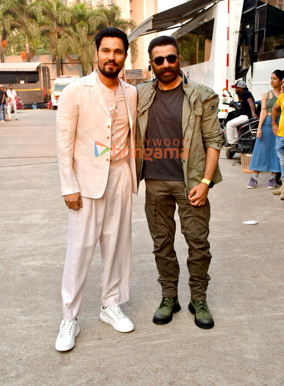 Photos: Sunny Deol, Randeep Hooda and Vineet Kumar Singh snapped promoting Jatt on the sets of Indian Idol Photos: Sunny Deol, Randeep Hooda and Vineet Kumar Singh snapped promoting Jatt on the sets of Indian Idol