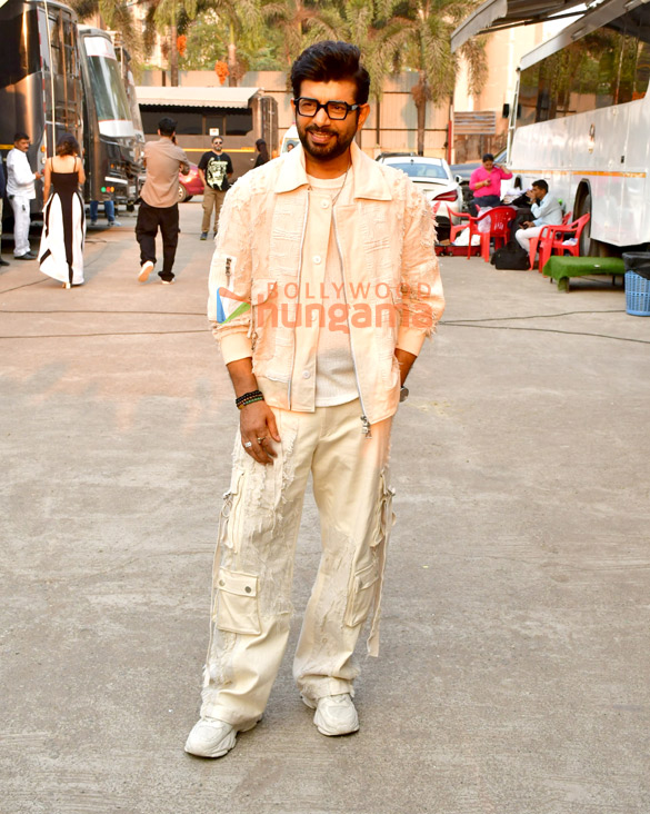 photos sunny deol randeep hooda and vineet kumar singh snapped promoting jatt on the sets of indian idol 6