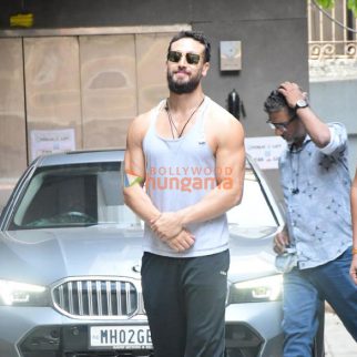 Photos: Tiger Shroff snapped outside the gym in Bandra