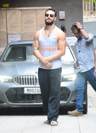 Photos: Tiger Shroff snapped outside the gym in Bandra