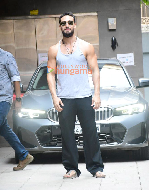 photos tiger shroff snapped outside the gym in bandra 3