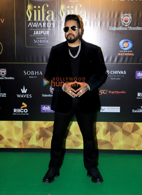 photos vijay varma aparshakti khurana abhishek banerjee and others grace the green carpet of iifa awards 2025 46