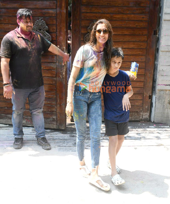 photos vijay varma pragya kapoor and akanksha malhotra snapped outside raveena tandons house for holi celebration 2