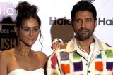 The cutest couple! Farhan Akhtar & Shibani Dandekar pose together