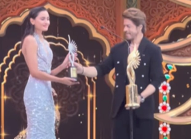 Shah Rukh Khan’s heartwarming words to nervous Janki Bodiwala while receiving award steals hearts
