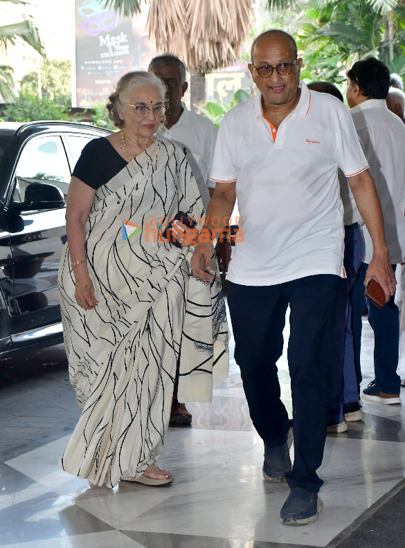 photos aamir khan farhan akhtar esha deol and others snapped at manoj kumars prayer meet 10