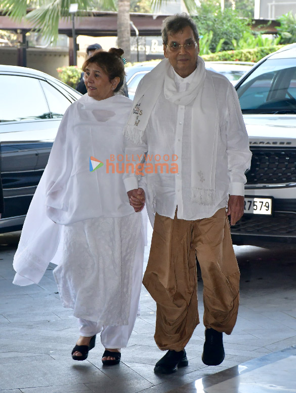 photos aamir khan farhan akhtar esha deol and others snapped at manoj kumars prayer meet 12