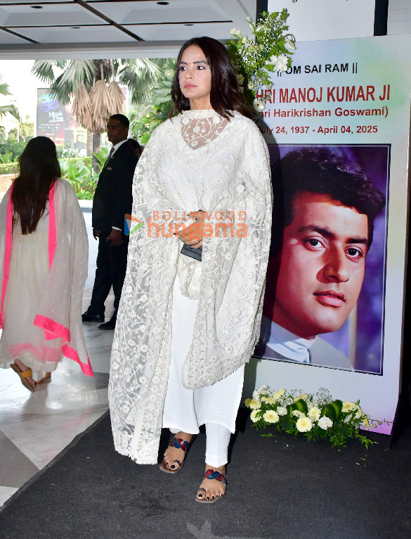 photos aamir khan farhan akhtar esha deol and others snapped at manoj kumars prayer meet 13