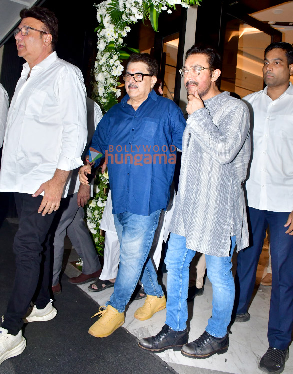 photos aamir khan farhan akhtar esha deol and others snapped at manoj kumars prayer meet 14